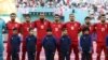 Los jugadores de Irán escuchan el himno nacional antes del partido de fútbol del Grupo B de la Copa del Mundo de Qatar 2022 entre Inglaterra e Irán, en el Estadio Internacional Khalifa en Doha, el 21 de noviembre de 2022.