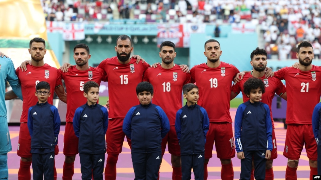 Los jugadores de Irán escuchan el himno nacional antes del partido de fútbol del Grupo B de la Copa del Mundo de Qatar 2022 entre Inglaterra e Irán, en el Estadio Internacional Khalifa en Doha, el 21 de noviembre de 2022.