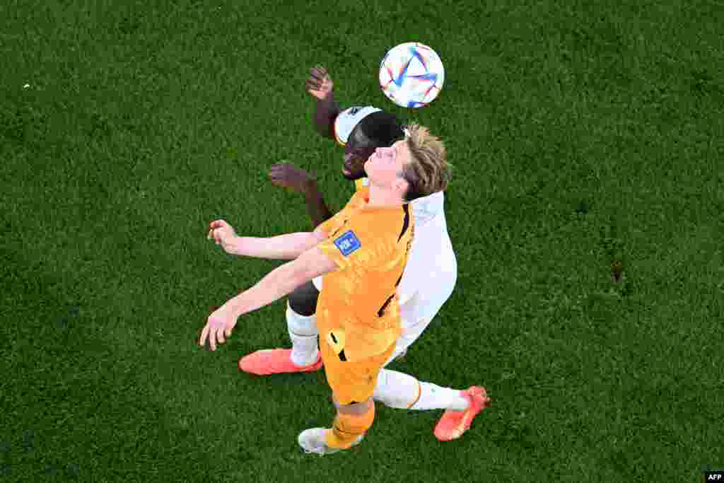 Milieu ya terrain ya Sénégal #08 Cheikhou Kouyate (elamba ya pembe) azali kondongwana na moyi Netherland milieu ya terrain #21 Frenkie De Jong na match ya yambo ya groupe A ya mondial Qatar 2022 na stade Al-Thumama , Doha, 21 novembre 2022. (Photo Kiril