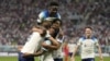 Raheem Sterling celebra con sus compañeros tras anotar el tercer gol de Inglaterra ante Irán en el partido del Grupo B del Mundial, el lunes 21 de noviembre de 2022. (AP Foto/Frank Augstein)