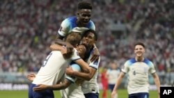 Raheem Sterling celebra con sus compañeros tras anotar el tercer gol de Inglaterra ante Irán en el partido del Grupo B del Mundial, el lunes 21 de noviembre de 2022. (AP Foto/Frank Augstein)