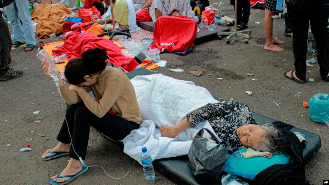 印尼西爪哇省席安约镇一家医院外的地震幸存者在输液。（2022年11月21日）