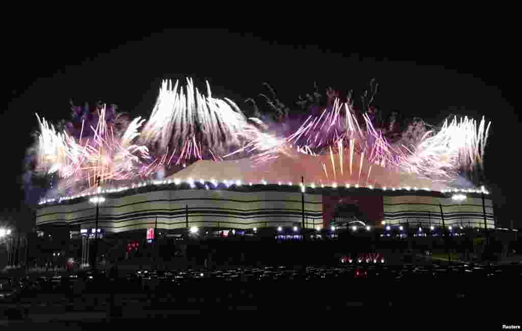 Perayaan kembang api saat upacara pembukaan Piala Dunia FIFA 2022 di di Stadion Al-Bayt di Al Khor, utara Doha, Qatar, Minggu 20 November 2022. (Foto: Reuters)&nbsp;