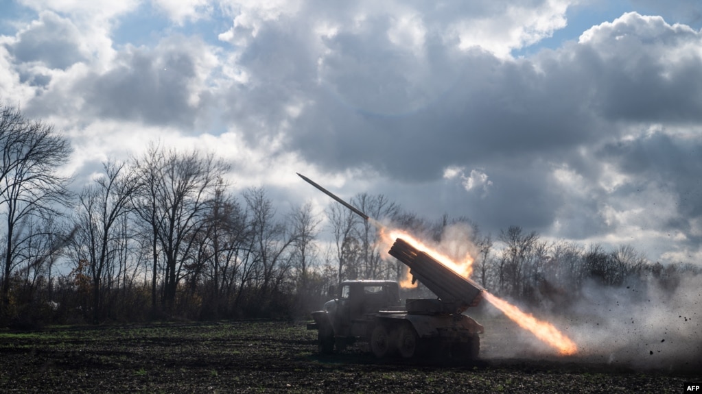 TƯ LIỆU - Một bệ phóng tên lửa đa nòng BM-21 'Grad' của Ukraine bắn một tên lửa về phía các vị trí của Nga trên tiền tuyến ở khu vực Kharkiv, ngày 3 tháng 11 năm 2022.