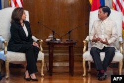 Wakil Presiden AS Kamala Harris (kiri) bertemu dengan Presiden Filipina Ferdinand "Bongbong" Marcos Jr di Istana Malacanang di Manila pada 21 November 2022. (Foto: AFP/Haiyun Jiang)