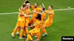 La selección de Países Bajos celebra el primero de dos goles con los que venció al equipo de Senegal en la segunda jornada del Mundial de Fútbol de Qatar 2022, el 21 de noviembre de 2021.