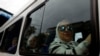 Hebe de Bonafini, aktivis HAM sekaligus pendiri gerakan Para Ibu Plaza de Mayo, tiba di Plaza de Mayo, Buenos Aires, Argentina, pada 29 November 2019 untuk mengikuti sebuah aksi protes. (Foto: Reuters/Agustin Marcarian)