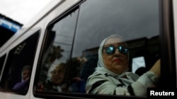 Hebe de Bonafini, aktivis HAM sekaligus pendiri gerakan Para Ibu Plaza de Mayo, tiba di Plaza de Mayo, Buenos Aires, Argentina, pada 29 November 2019 untuk mengikuti sebuah aksi protes. (Foto: Reuters/Agustin Marcarian)