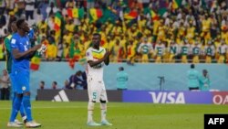 Les joueurs sénégalais saluent la foule de supporters, à Doha, le 21 novembre 2022.