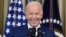 Foto Achiv: Prezidan Joe Biden Souri pandan lap pale nan Sal a Manje Ofisyel Lamezonblanch la, 9 Nov. 2022.