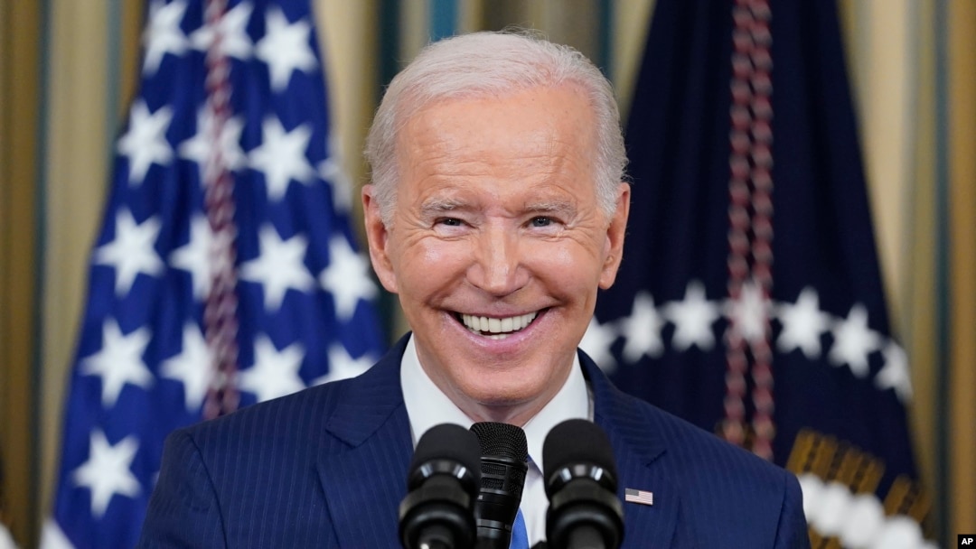 Foto Achiv: Prezidan Joe Biden Souri pandan lap pale nan Sal a Manje Ofisyel Lamezonblanch la, 9 Nov. 2022.