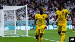 Enner Valencia (13) celebra con su compañero Pervis Estupiñán tras anotar de penal contra Qatar. (AP Foto/Manu Fernández)