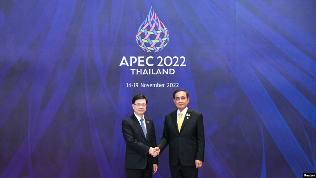 香港特首李家超（左）2022年11月18日在出席亚太经合组织峰会期间与东道主泰国总理握手。（亚太经合组织2022年峰会照片）(photo:VOA)