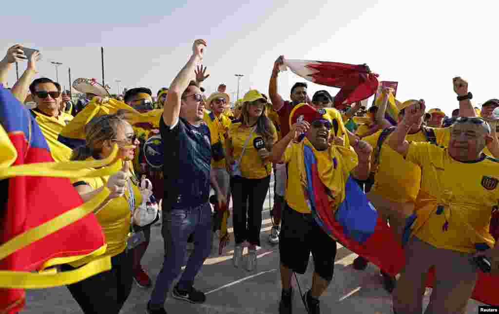 Fútbol - Copa Mundial de la FIFA Qatar 2022 - Aficionados ecuatorianos fuera del estadio antes del partido REUTERS/Hamad I Mohammed