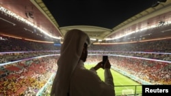 Un aficionado catarí fotografía el estadio Al Bayt, donde tuvo lugar el partido inaugural del Mundial 2022 en Doha, Qatar.