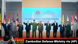 រូបឯកសារ៖ គណៈប្រតិភូតំណាង​ក្រសួង​ការពារជាតិ​នៃ​បណ្ដា​ប្រទេស​ជា​សមាជិក​អាស៊ាន​ថត​រូប​ជុំគ្នា​ជាមួយ​នឹង​អគ្គលេខាធិការ​រង​អាស៊ាន​នៅ​ក្នុង​កិច្ចប្រជុំ​រដ្ឋមន្រ្តី​ការពារ​ជាតិ​អាស៊ាន នៅ​រាជធានី​ភ្នំពេញ ថ្ងៃទី ២២ ខែមិថុនា ឆ្នាំ២០២២។ ​(Cambodian Defense Ministry via AP)