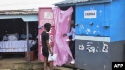 资料照片：赤道几内亚居民参加选举投票。(2022年11月20日）