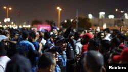 La policía tuvo que acudir a la zona de fanáticos del Mundial ante los disturbios en la jornada inaugural [REUTERS/Hannah Mckay]