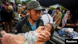 Devojčica povređena u zemljotresu u gradu Cijandjur, gde je bio epicentar zemljotresa