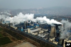 Asap dan uap mengepul dari pabrik pengolahan batu bara di Hejin di Provinsi Shanxi, China tengah, pada 28 November 2019. (Foto: AP)