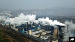 Asap dan uap tampak mengepul keluar dari PLTU batu bara di Hejin, provinsi Shanxi, China, pada 28 November 2019. (Foto: AP/Sam McNeil)