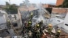 Bomberos trabajan en el lugar del accidente de una avioneta que cayó sobre casas en una zona residencial de Medellín, Colombia, el 21 de noviembre de 2022.