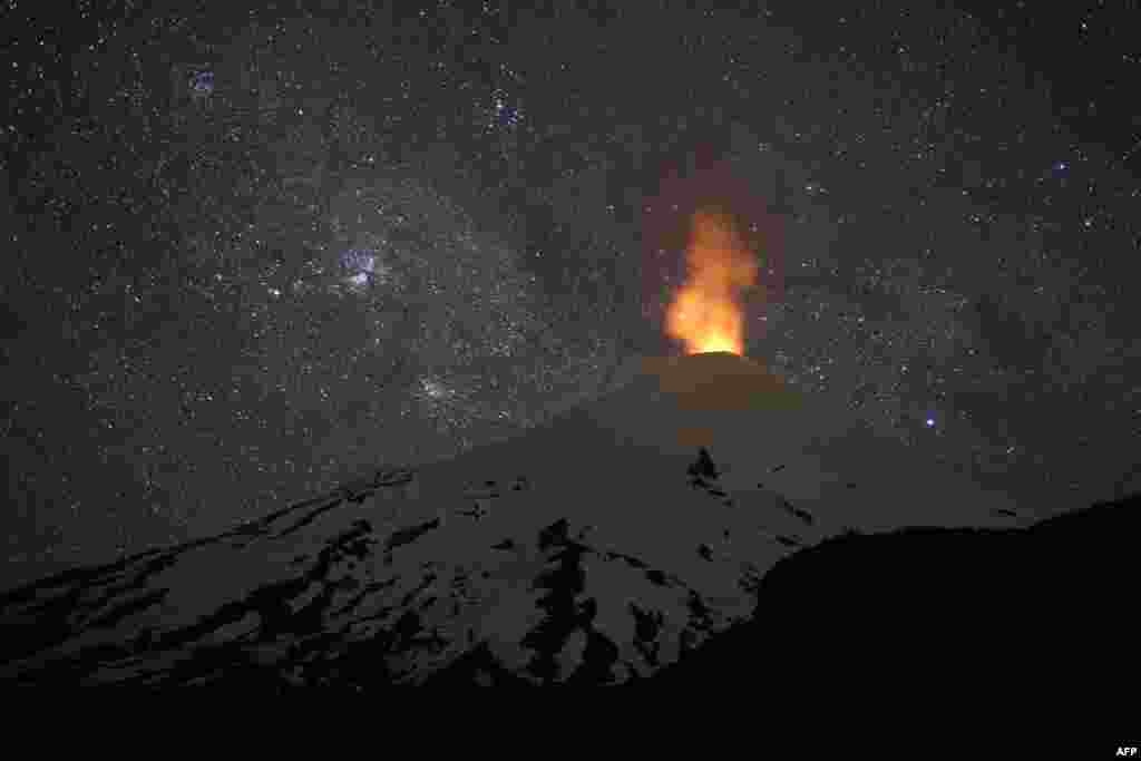 Сликата на фотографот ја прикажува активноста на вулканот Виларика, како што се гледа од Пукон, 800 километри јужно од Сантијаго, Чиле. (Фотографија на СЕБАСТИАН ЕСКОБАР / АФП)