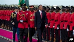 Le président Obama passant en revue une garde d'honneur tanzanienne 