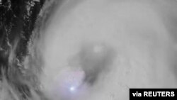 Una vista satelital de un rayo del huracán Laura, el 25 de agosto de 2020, en esta imagen fija de un video obtenido a través de las redes sociales. 