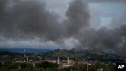 Black smoke from continuing military air strikes rises above a mosque in Marawi city, southern Philippines, June 9, 2017. Nearly every day for the past three weeks, the Philippine military has pounded the lakeside town of Marawi as it tries to wipe out militants linked to the Islamic State group.