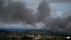 2017年6月9日，菲律宾军方持续空袭导致该国南部马拉维市一座清真寺上空浓烟滚滚。