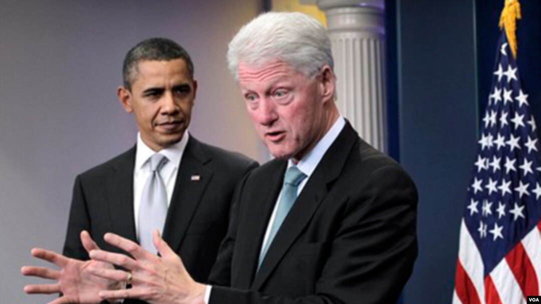 Presiden Barack Obama bersama mantan Presiden Bill Clinton berbicara kepada media di Gedung Putih, Jumat 10 Desember 2010.