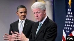 Presiden Barack Obama bersama mantan Presiden Bill Clinton berbicara kepada media di Gedung Putih, Jumat 10 Desember 2010.