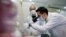 中国清华大学公共卫生研究中心的科学家在研发可能用于治疗新冠病毒的药物。（2020年3月30日）