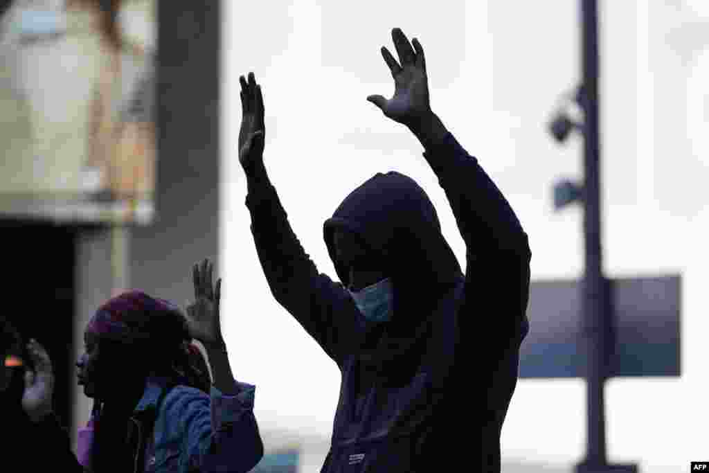 Manifestantes en Times Square, N.Y. levantan la mano durante una protesta de &quot;Black Lives Matter&quot; el 1 de junio de 2020.