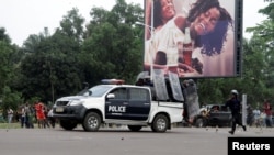 Un policier congolais court pour rejoindre ses camarades dans un véhicules lors des affrontements avec des militants de l'opposition exigeant le départ du président Joseph Kabila du pouvoir à Kinshasa, RDC, 19 Septembre 2016. 