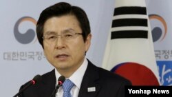 황교안 한국 대통령 권한대행이 10일 오후 서울 세종로 정부서울청사에서 박근혜 전 대통령 탄핵 관련 대국민담화를 하고 있다.