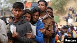 Rohingya refugees line up for daily essentials distribution at Balukhali camp, near Cox's Bazar, Bangladesh, Jan. 15, 2018. 