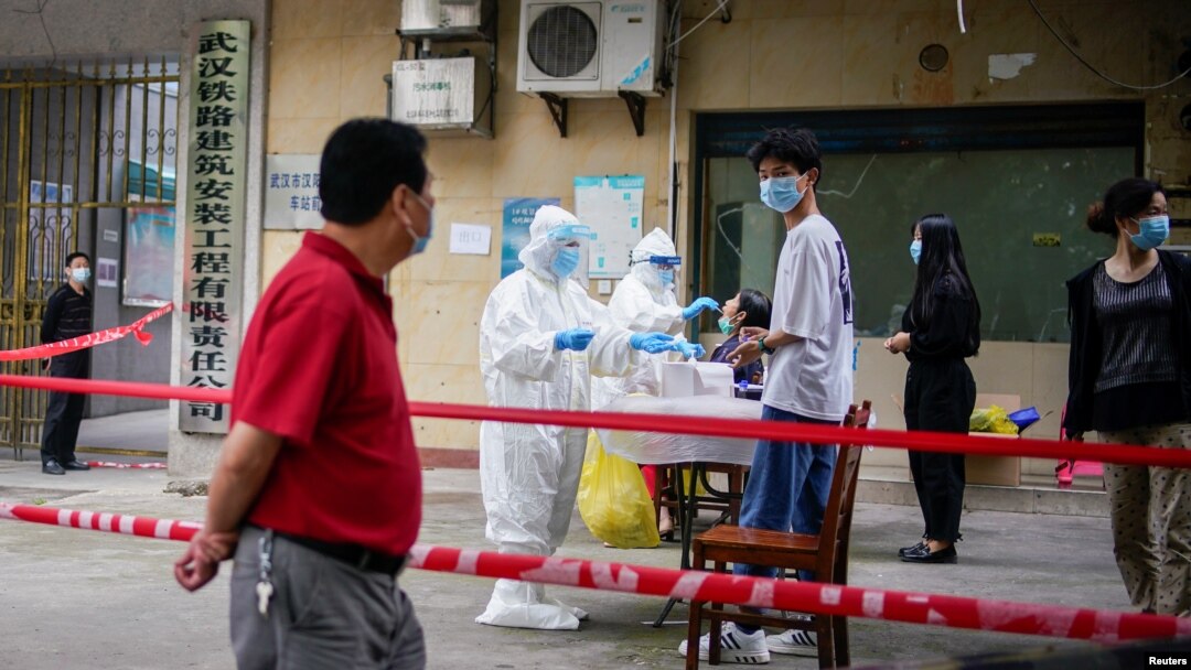 在新冠狀病毒疫情爆發最嚴重的湖北省武漢市，醫護人員身穿防護服，在小區內對居民進行核酸檢測（2020年5月15日）。