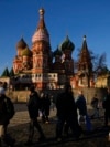 La gente camina por la Plaza Roja junto a la Catedral de San Basilio y la torre Spasskaya del Kremlin en un día soleado en Moscú, Rusia, el martes 26 de noviembre de 2024. AP