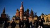 La gente camina por la Plaza Roja junto a la Catedral de San Basilio y la torre Spasskaya del Kremlin en un día soleado en Moscú, Rusia, el martes 26 de noviembre de 2024. AP