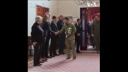 泽连斯基到英国大使官邸悼念英国女王伊丽莎白二世 