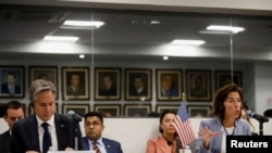 El secretario de Estado de EEUU, Antony Blinken, junto a la secretaria de Comercio, Gina Raimondo, hablan durante la Segunda Reunión Anual del Diálogo Económico de Alto Nivel en Ciudad de México, el 12 de septiembre de 2022.