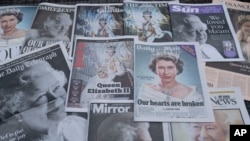 9 вересня британські газети присвятили свої перші шпальти королеві Єлизаветі ІІ? яка померла в четвер 8 вересня у віці 96 років. (AP Photo/Jon Supe)