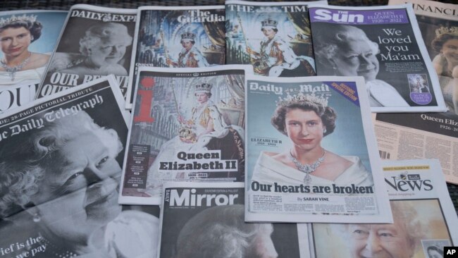Periódicos dedicados a la muerte de la reina Isabel II en Manchester, Inglaterra, el viernes 9 de septiembre de 2022. La reina Isabel II, la monarca británica con el reinado más largo, murió el jueves 8 de septiembre a los 96 años. (Foto AP/Jon Super)