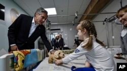 El secretario de Estado de EEUU, Antony Blinken, le da un regalo a Marina, de 6 años, de la región de Kherson, durante una visita a un hospital infantil en Kiev, Ucrania, el 8 de septiembre de 2022.