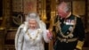 Ratu Elizabeth II didampingi putranya, Pangeran Charles setelah menyampaikan Pidato Ratu pada Pembukaan Parlemen Negara di Gedung Parlemen di London pada 14 Oktober 2019. (Foto: AFP)