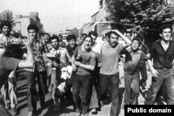 تظاهرات ۱۷ شهریور . حمل یک زخمی توسط تظاهرکنندگان.۱۳۵۷