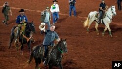 ARCHIVO - El presidente de Brasil, Jair Bolsonaro, que se presenta a un segundo mandato, monta a caballo en el Festival Internacional de Rodeo de Barretos en Barretos, en el estado de Sao Paulo, Brasil, el 26 de agosto de 2022. 