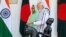 ভারতের প্রধানমন্ত্রী নরেন্দ্র মোদি এবং তার বাংলাদেশের প্রধানমন্ত্রী শেখ হাসিনা নয়াদিল্লির হায়দ্রাবাদ হাউসে তাদের বৈঠকের আগে হাঁটছেন। ৬ সেপ্টেম্বর,২০২২। (ছবি মানি শর্মা / এএফপি)